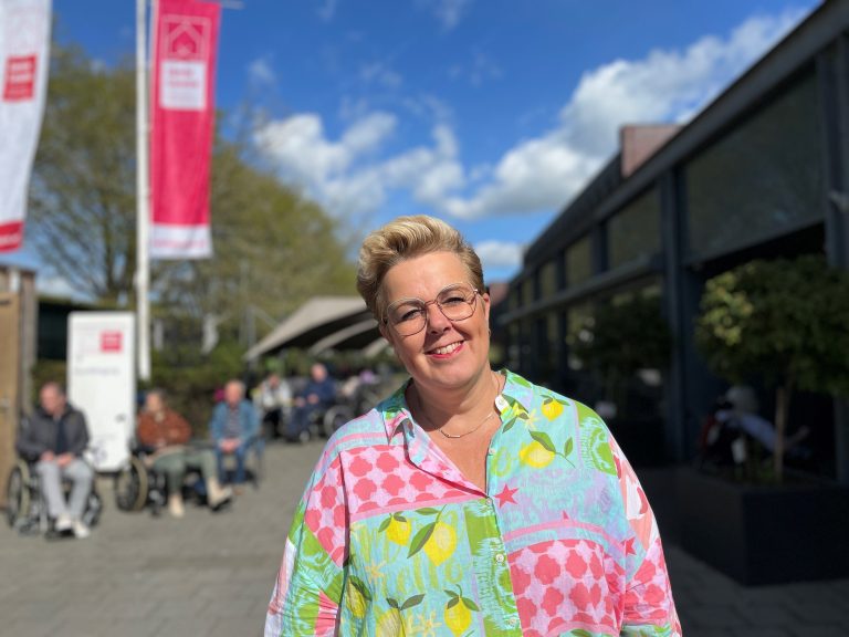 Petra op het terras aan de voorzijde van Moermont, een verpleeghuis van tanteLouise.