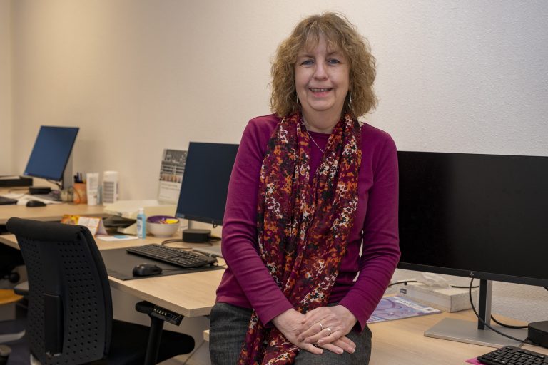 Ans, ondersteuner medische staf, in het kantoor waar ze werkt